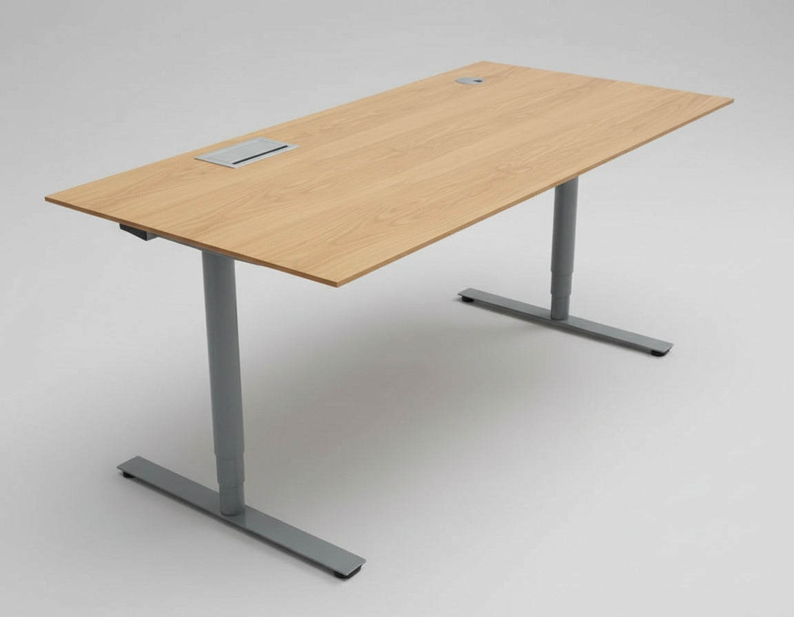 Dencon Delta hæve-sænkebord 180x80 i træfarvet finish set fra skrå vinkel.